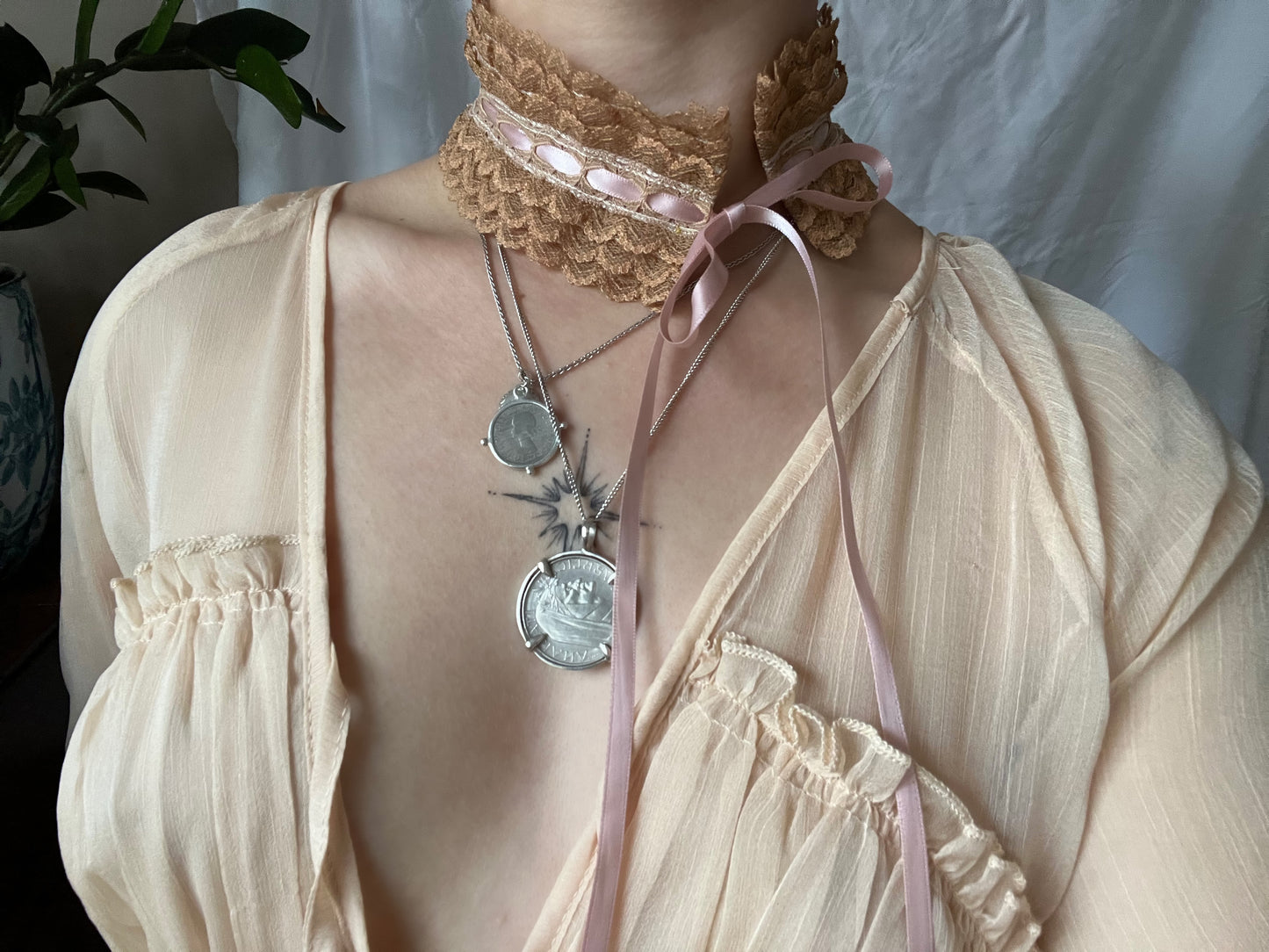 Honeyed Lace Collar