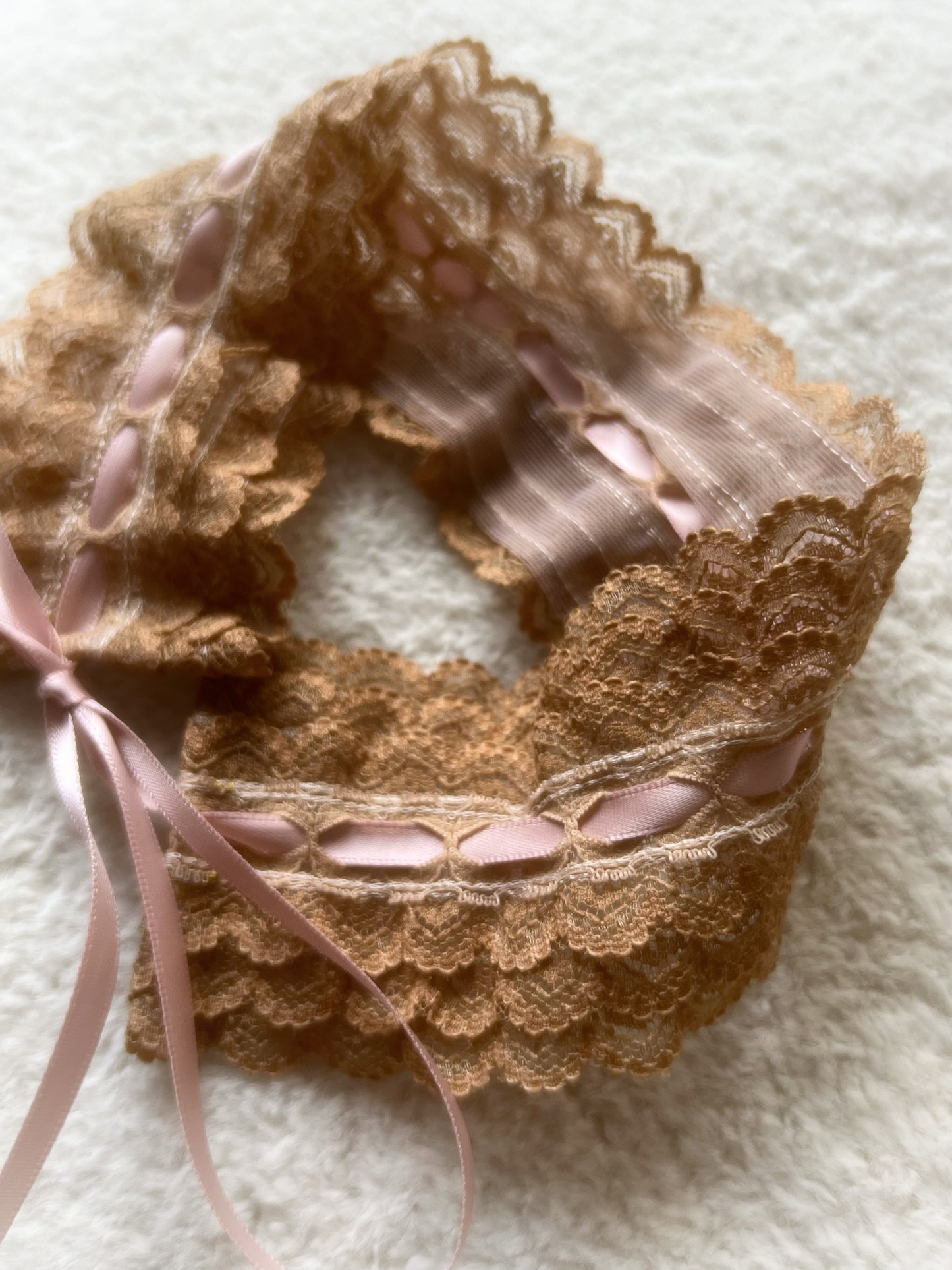 Honeyed Lace Collar